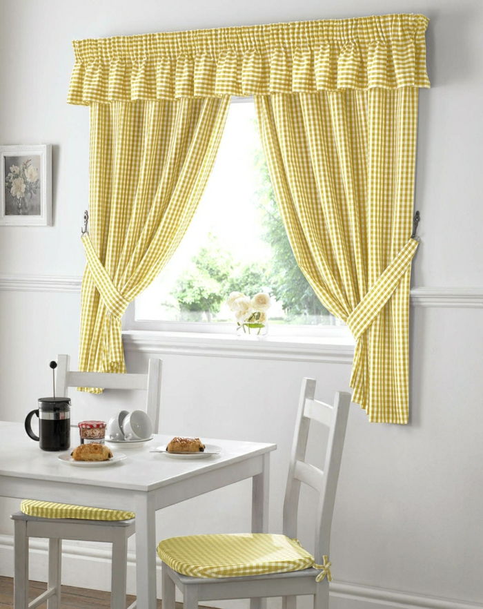 belo-kuhinja-udobno-spogledljiva-rumene zavese-za-mali okna-karirasti držav stil skodelico kave rogljičke