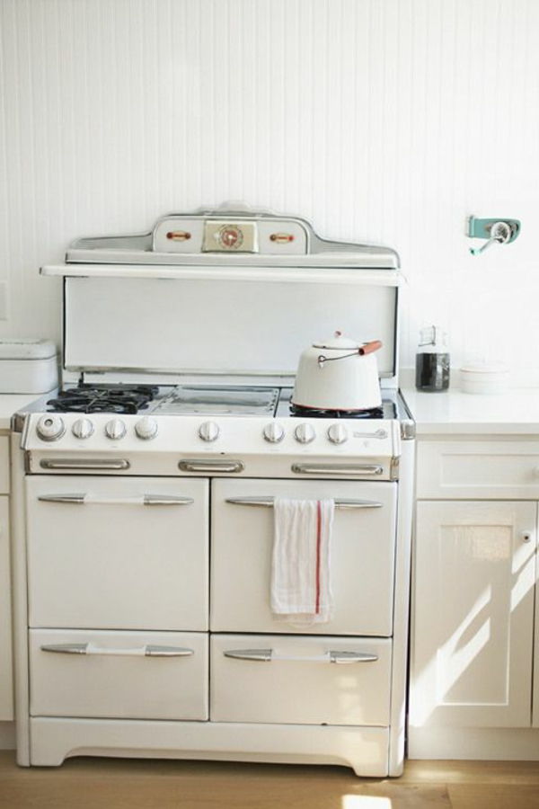 belo-kuhinja oblika-z-pohištvo-v-vintage stil štedilnik