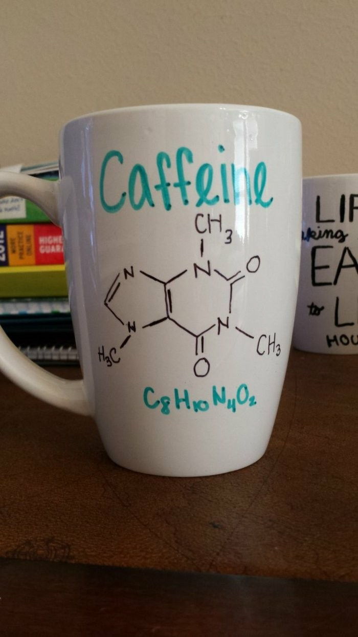 balta kavos puodelio su rankų darbo brėžiniai cheminės formulės