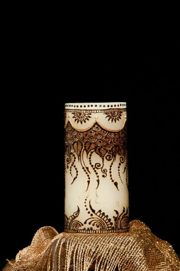 Witte kaars met de hand geschilderd henna versiering Golden