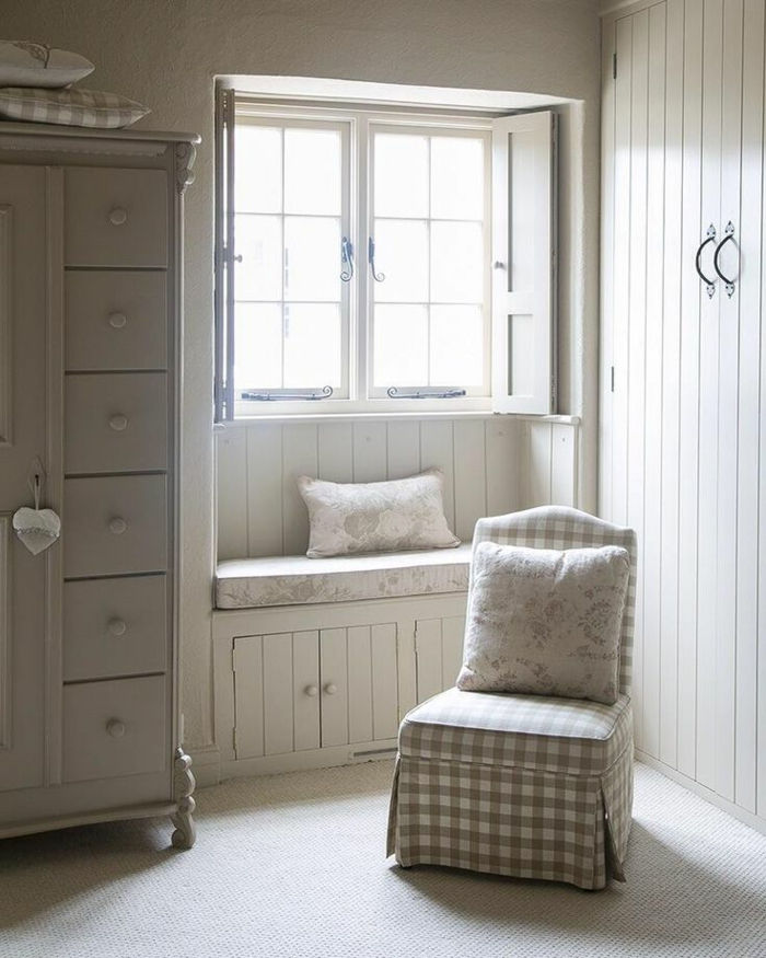 panchina bianca camera da letto sedia design guardaroba-vintage-style cuscini persiane piccola finestra