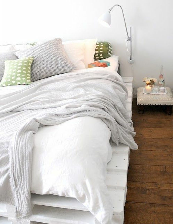 belo-spalnica-design-Euro palet postelja belo perilo-zeleno blazino bralno svetilko