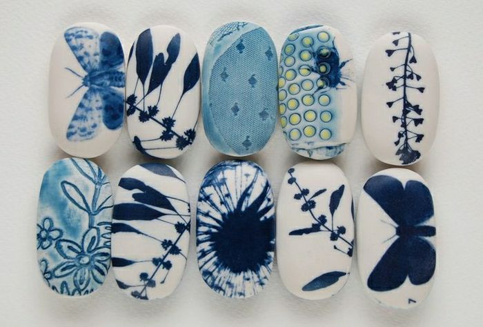 vita stenar och blå ritningar fjärilar Flower ritningar
