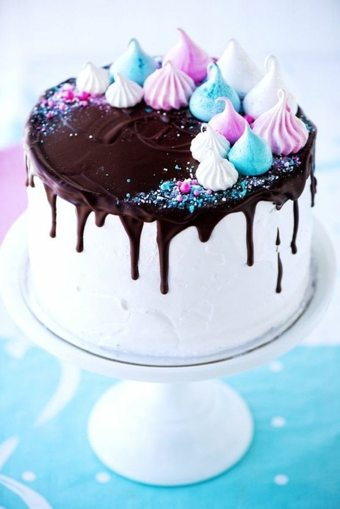 Baltas pyragas su šokolado glazūra dekoruoti-su-spalvinga saldainiai