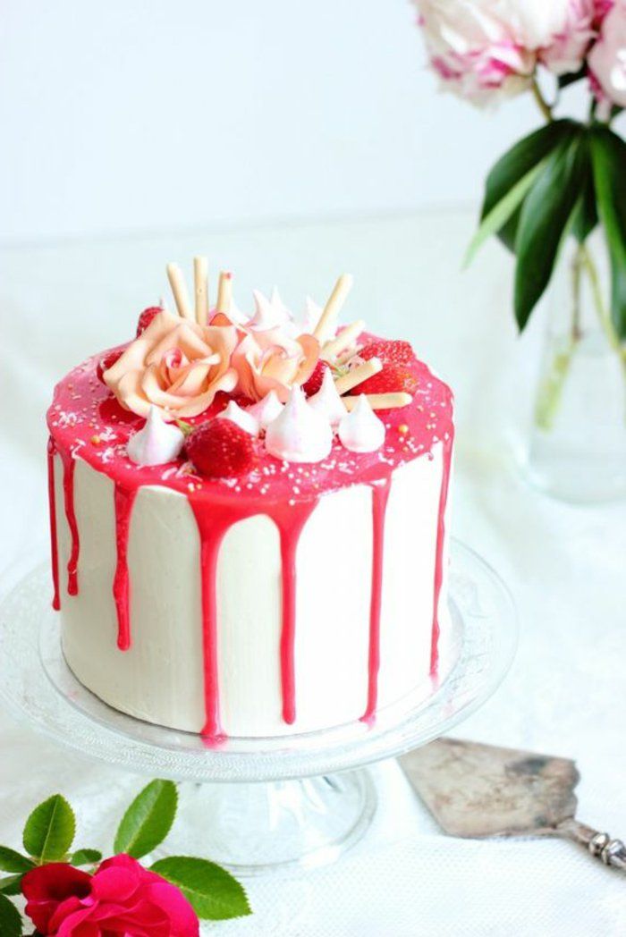 Baltas pyragas su-skanus rožinės spalvos glazūra