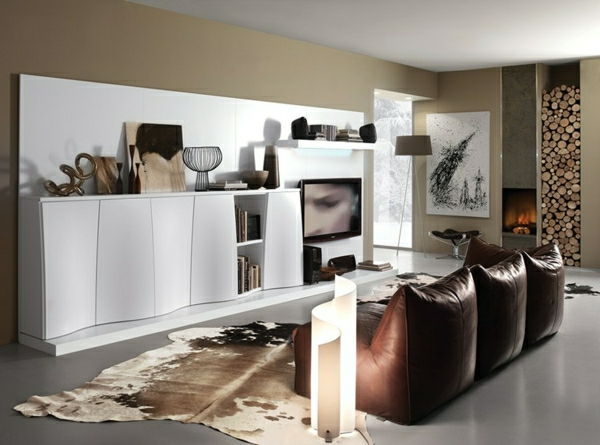 Dekorácie v luxusnej obývačke bielou skriňou s krbom luxusným koberec