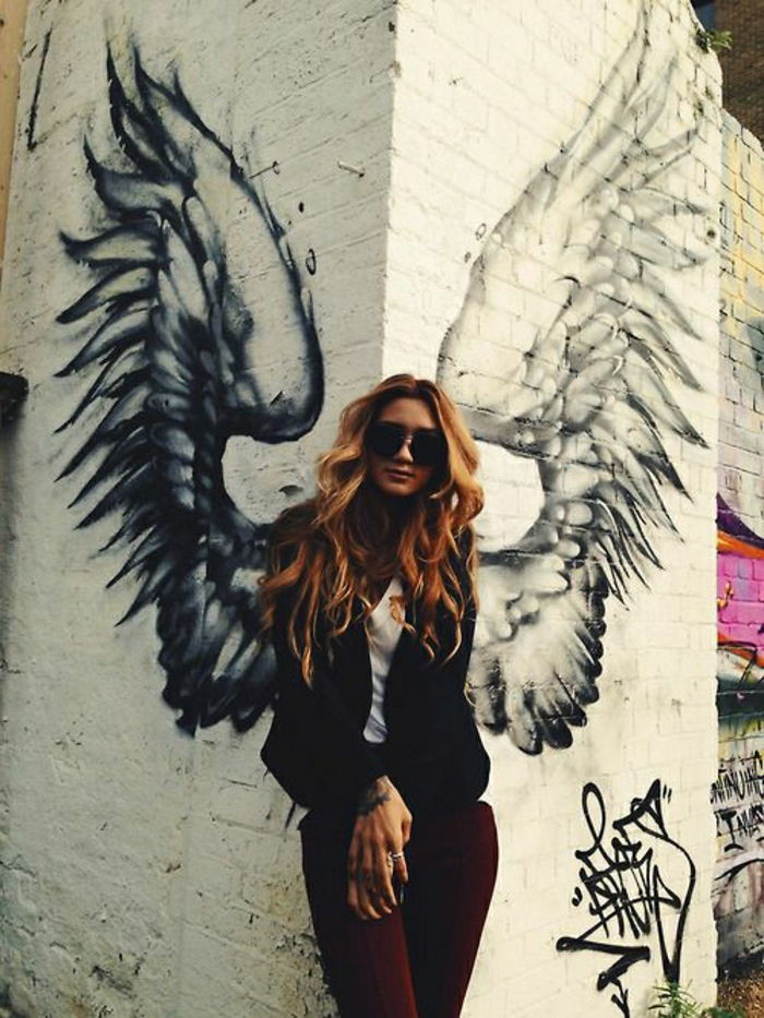 biały mur ceglany Dziewczyna Angel Wings