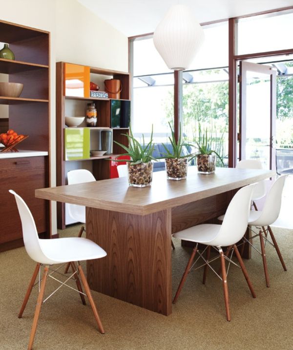 biele-atraktívne-kuchynské kreslá-vedľa-drevený-stôl-v svetlej miestnosti