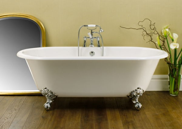 hvit-badekar-frittstående - og et speil på veggen