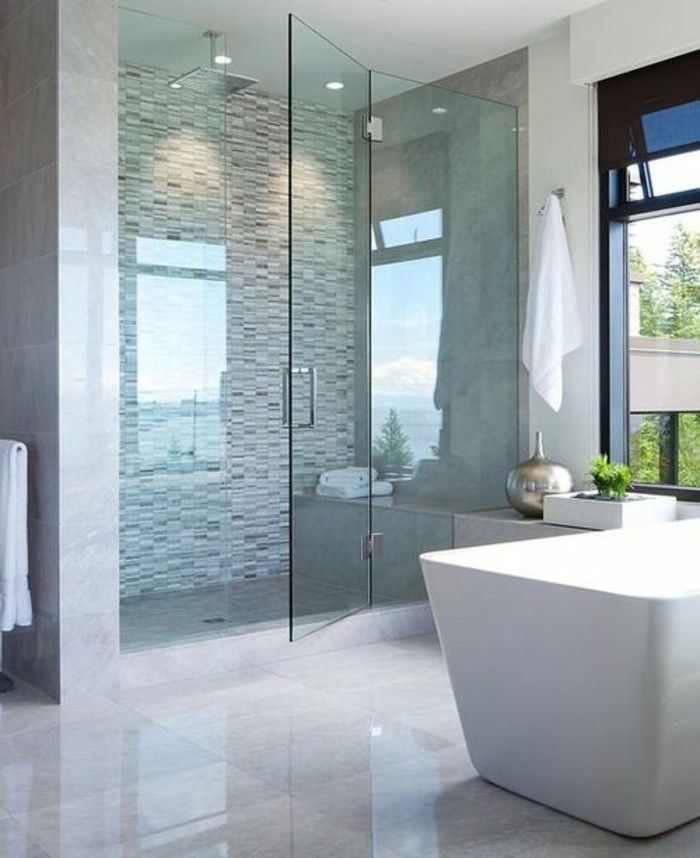 balta-vonia-ir-labai-stiklo sienos dušas