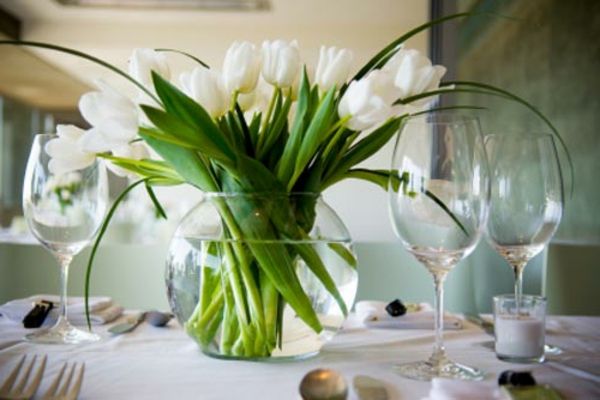balta-gėlių stalo-kaip dekoro-už-vestuvių dideli akiniai