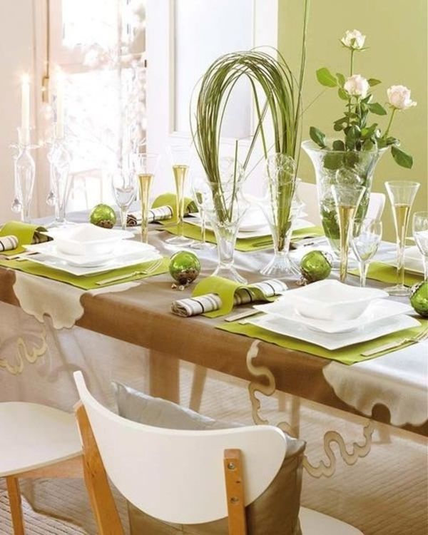 Porceliano indai ir baltos rožės, skirtos šiuolaikiško stalo dekoravimui žalios spalvos
