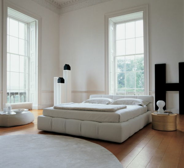 Yatağın yanında beyaz renkli-scandinavian-bed-round-rug
