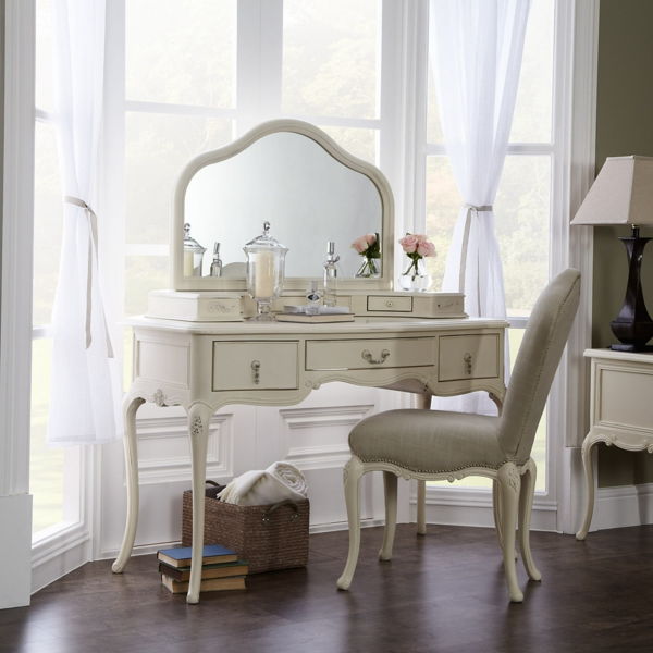 dressing table în culoare okra - cu perdele albe