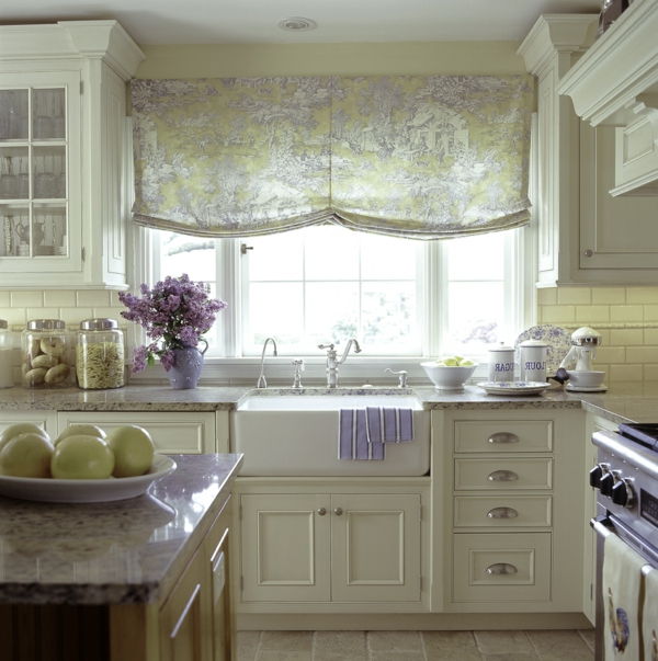 hvit-innramming-fransk-land-hus-kjøkken-vakre gardiner