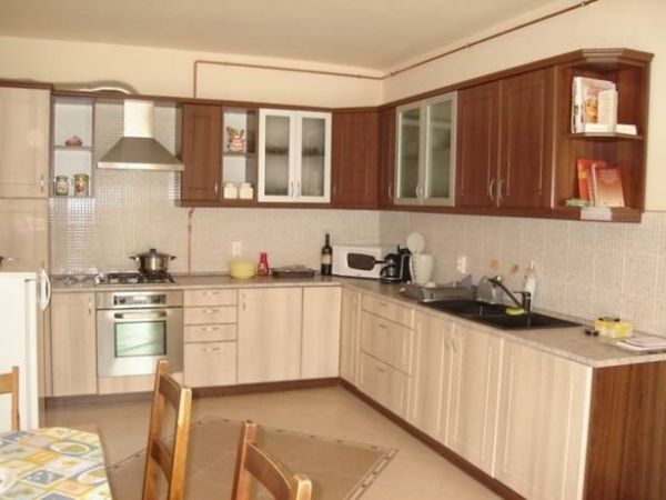 bele kuhinjske lepo oblikovane rjave omare