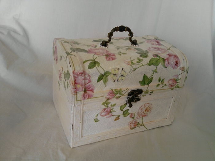 cutie albă cu șervețele cu flori roz