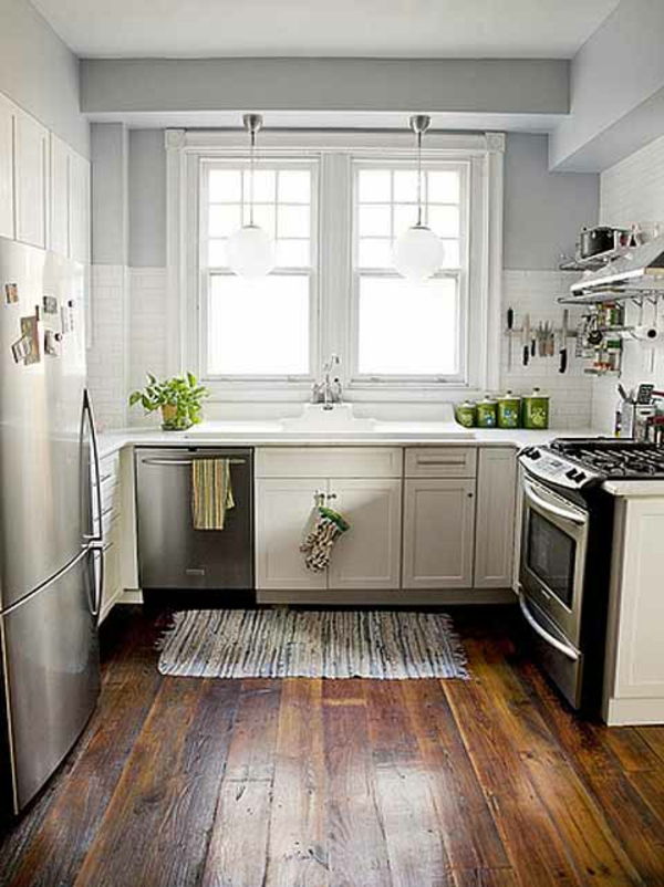 white-small-keuken-set-wood-floor