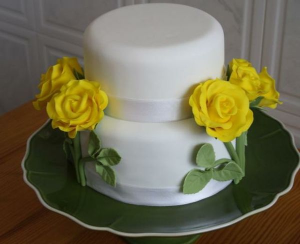 White multipiano-pie-per-matrimonio-con-giallo-fiori