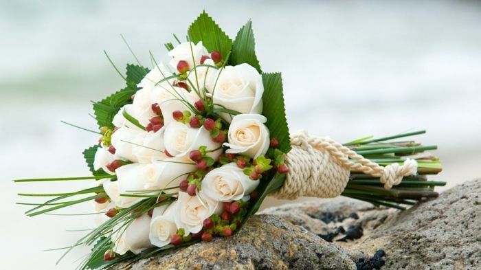baltos rožės spalvos puokštė su nuostabiomis gėlėmis-dekoracijomis-papuošimais su gėlėmis. Puokštės