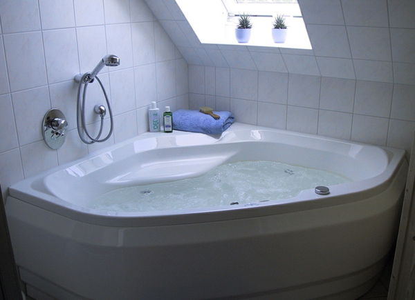 wit-mooi-zeshoekig bad in een penthouse