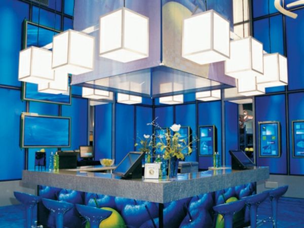 Vit Chic-lampor-in-blue-lit bar