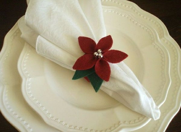white-serviett-bretting-juledekorasjon-rød-blomst
