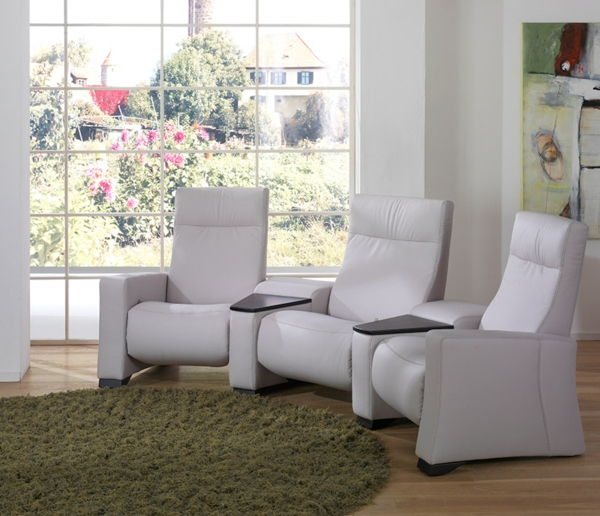 beyaz sandalye-ile-yuvarlak formda-ev sineması halı bulunan