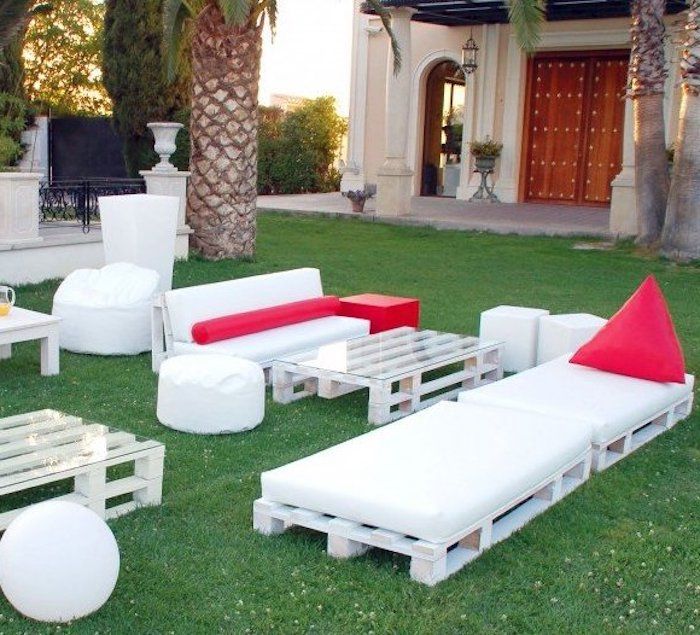 Burada dış mekan kullanımı için palet mobilyası - beyaz banklar ve masalar, tabureler ve europalletlerden yapılmış kanepeler hakkında birçok fikrimiz var - dış mekan kullanımı ve bahçe için güzel palet mobilyalar için harika bir fikir
