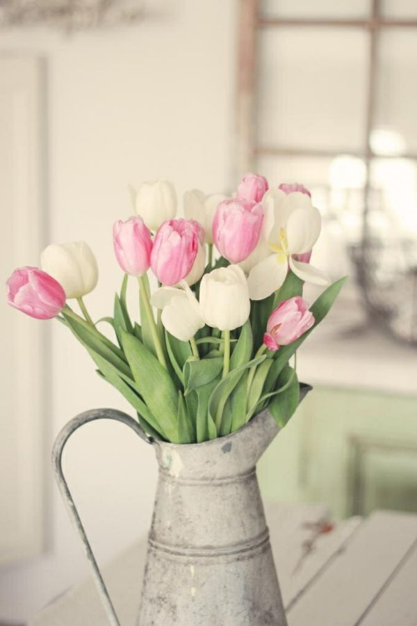hvitt og rosa-tulipan-enn-huset dekorasjon