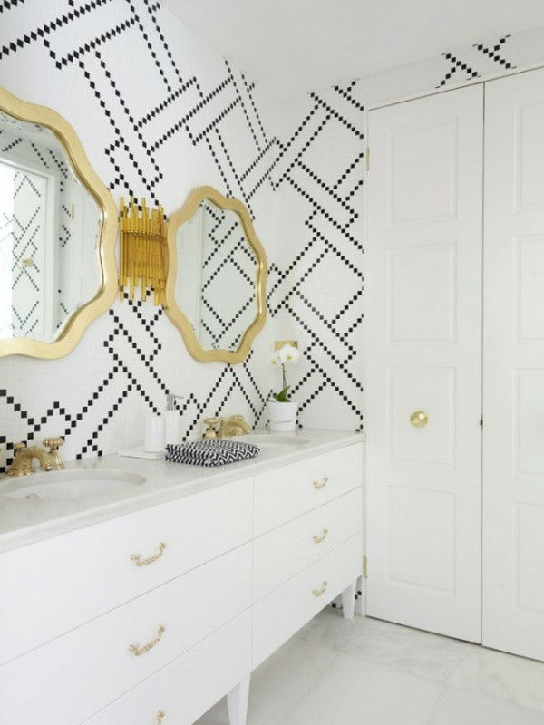 vonios kambarys su dviem prabangiais veidrodžiais ir įdomiu sienų apdaila