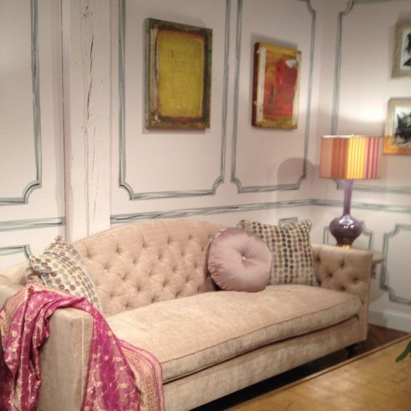 sofos mesti pagalvę ir originalų sienų dizainą su linijomis
