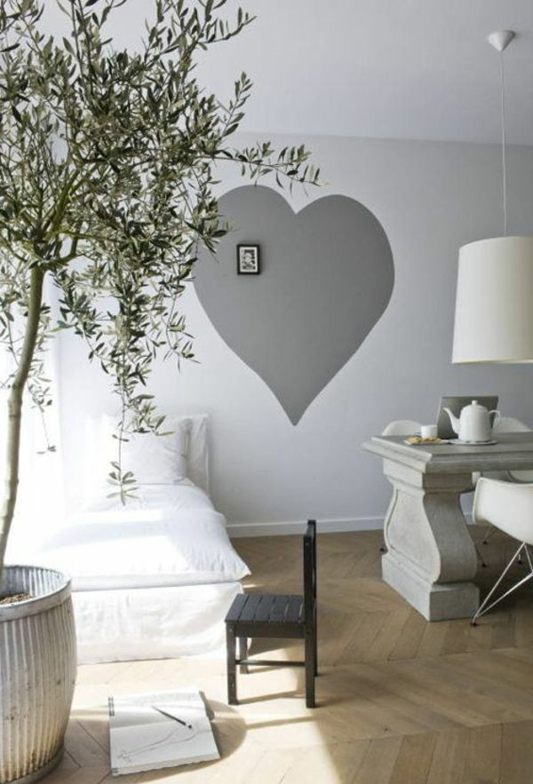 Pilka širdis ant sienos - gera sienų tapybos miegamajame idėja