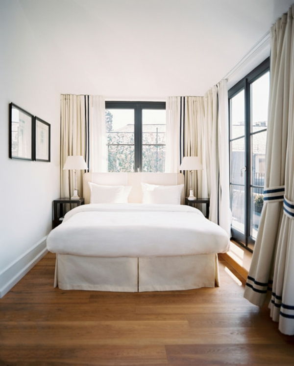 inramning av vitmjuka sovrum-gardiner-vackert utseende-litet rum