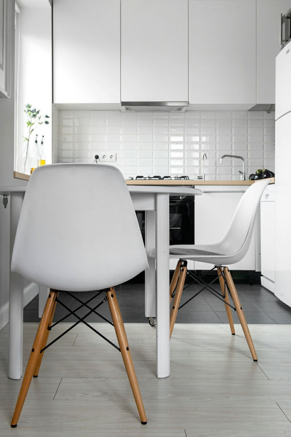 biele moderné kuchynské stoličky v malej sladkej kuchyni v bielej farbe