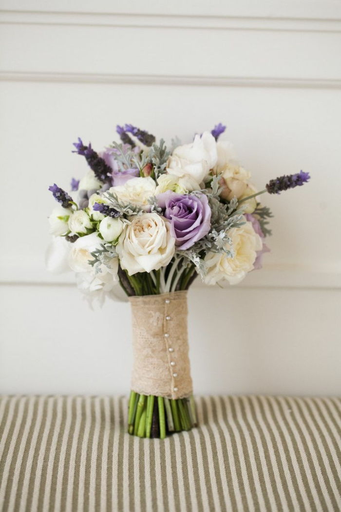 puokštė-balta-ir-violetinės rožės-puokštės-su-graži-gėlių-papuošalas-Deco-su-gėlės