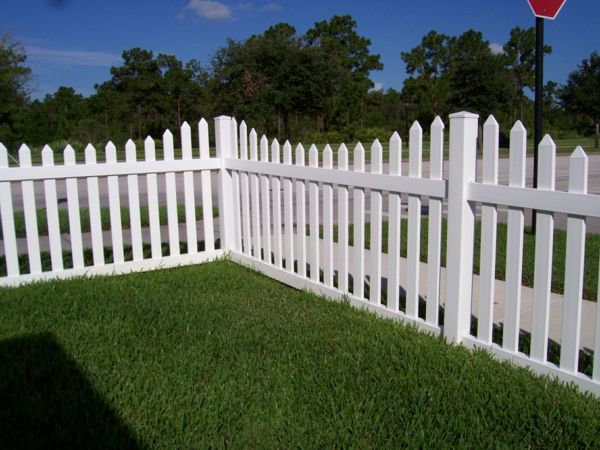 Biely plot z dreveného záhradného dizajnu myšlienke