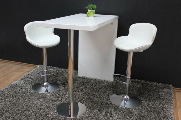 tavolo alto bianco con sedie, muro scuro