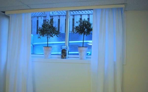 biely sklep s záclonami - pre malé okná - dve zelené rastliny
