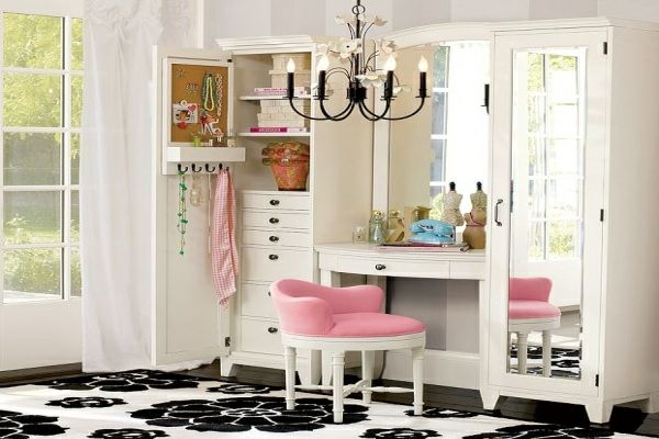 mobilier alb și masă de machiaj cu un scaun roz și un candelabru elegant