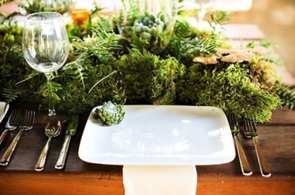 žali augalai ir baltos porceliano plokštės - staleliai elegantiškai papuošti