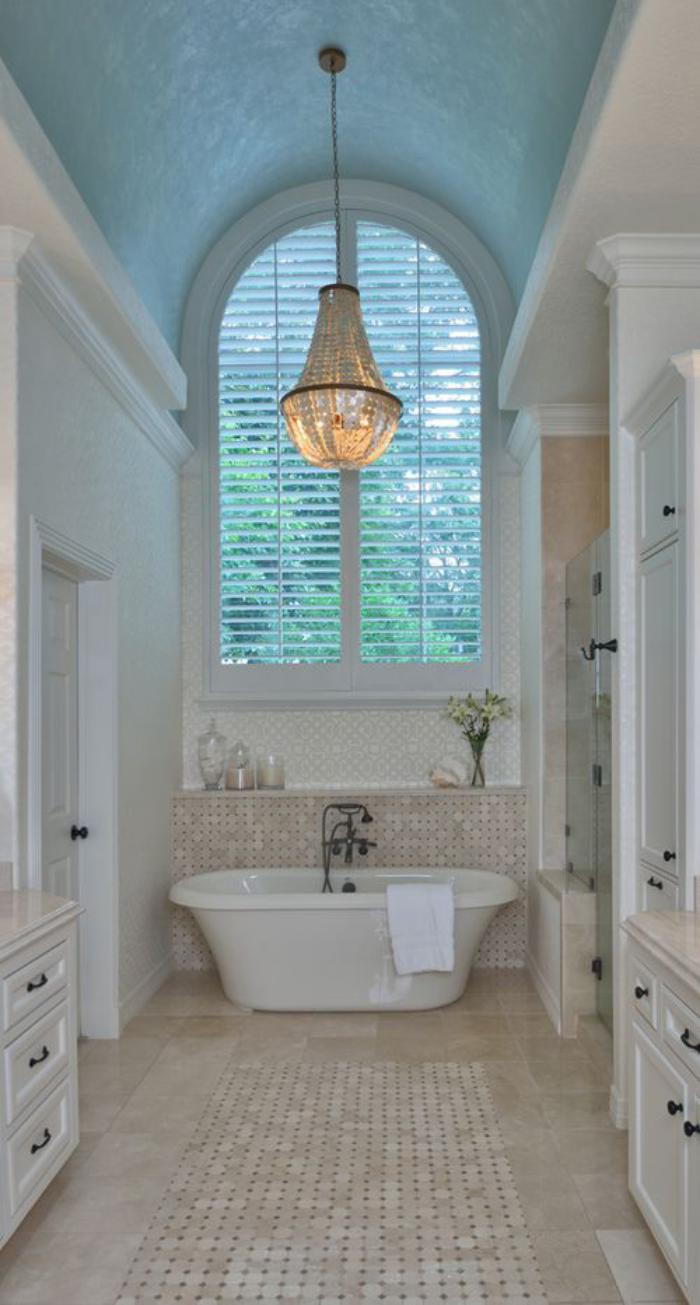 branco-banheiro-interior-design elegante-bonita-lustre de lâmpadas de cristal