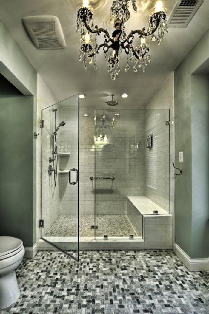 Biela kúpeľňa pekný dizajn elegantný krištáľový luster
