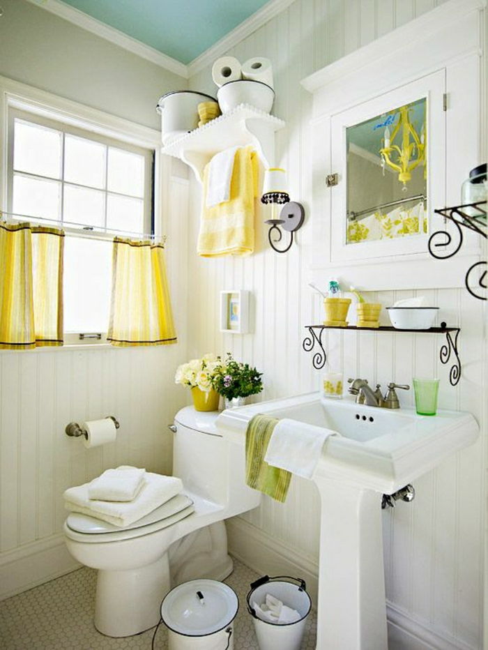 bianco-bagno-moda-design-verde-giallo accenti piccola finestra tende gialle