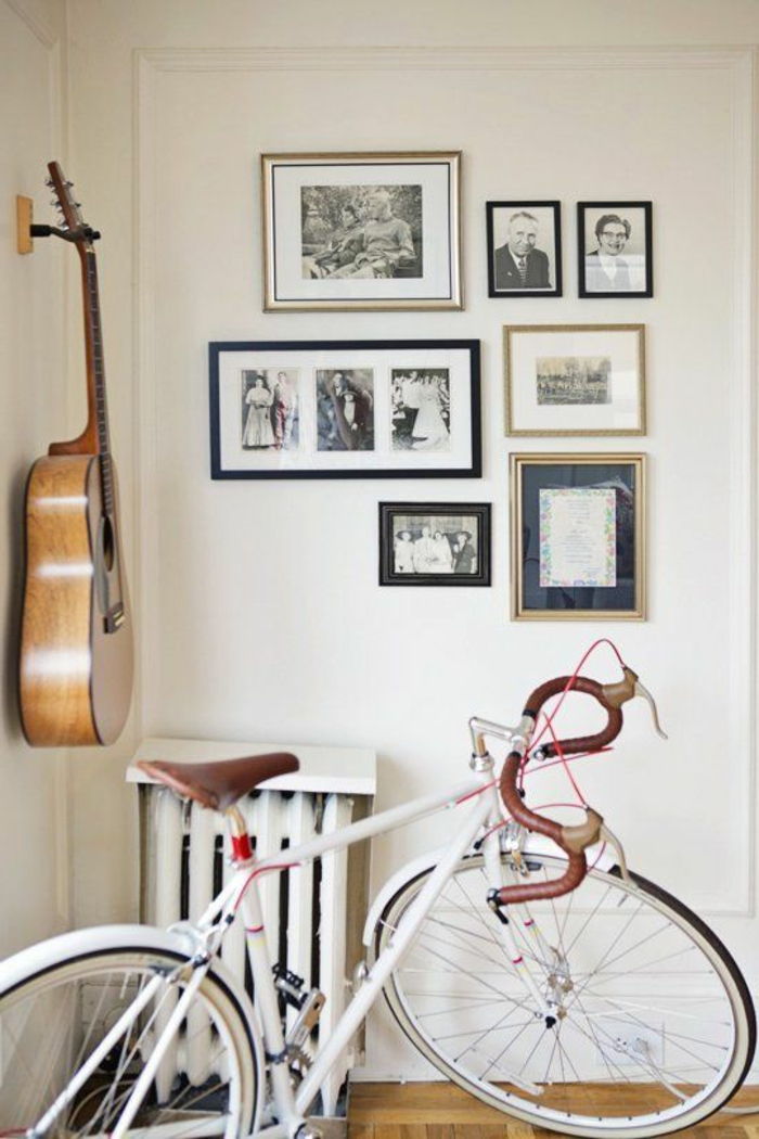bela notranjost-vintage-oblikovanje-veliko črno-bele fotografije koles akustična kitara