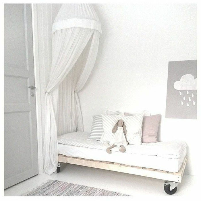 White Kwekerij interieur Girl bed-of-pallets Roller canopy