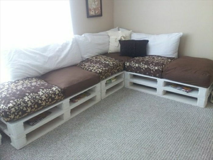 baltos padėklai sofos-ruda-pagalvėlė-balta pagalvės