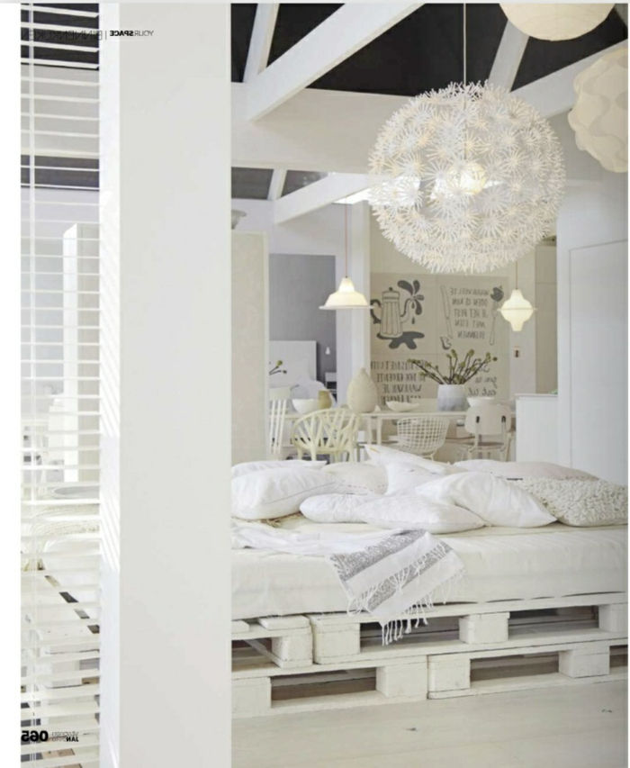 witte slaapkamer interieur stijlvol en exquise bed-of-pallets Euro-effect full kroonluchter