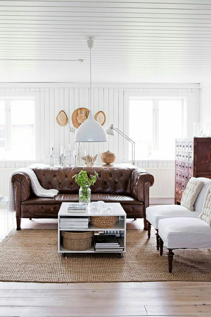 balta gyvenamasis kambarys rotango kilimas šiaudines skrybėles Chesterfield sofa-balta fotelis