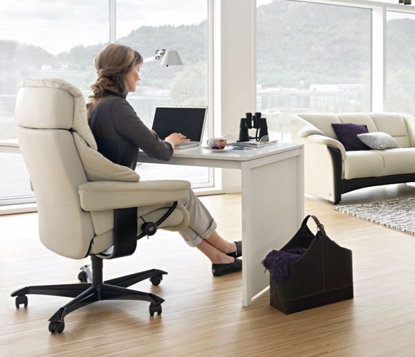 hvit-kontor-med-moderne-møbler-glassvegger